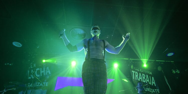 EL NOI DEL SUCRE Y SU PUNK ANARQUISTA LLENAN DE ENERGÍA Y EMOCIÓN EL ESTADIO FRAY NANO EN LA CDMX