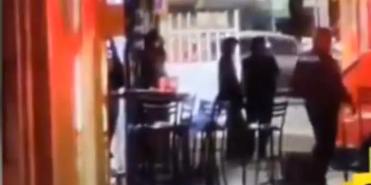 Balean a cuatro jóvenes en bar de Iztacalco mientras celebraban San Valentín