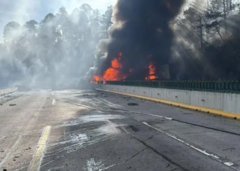 Accidente en la México-Puebla deja autos en llamas y cierran circulación