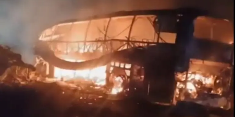 Choque entre autobús y tráiler en carretera Escárcega-Villahermosa deja 35 muertos