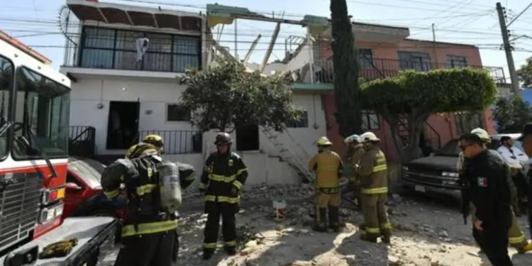 Explosión por acumulación de gas destruye vivienda en Guadalajara