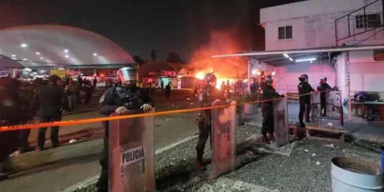 Incendio consume 5 bodegas en la Central de Abasto, Iztapalapa