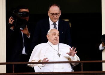 Papa Francisco abandona el hospital y reaparece en público; “Gracias a todos”