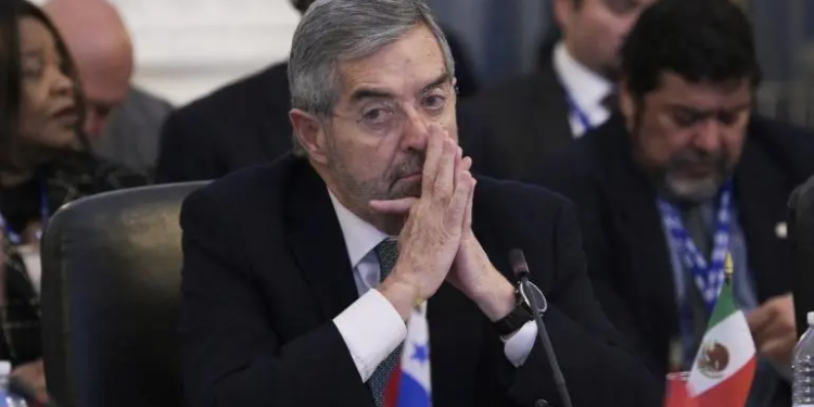 México dialoga por teléfono con Landau de seguridad, migración y comercio