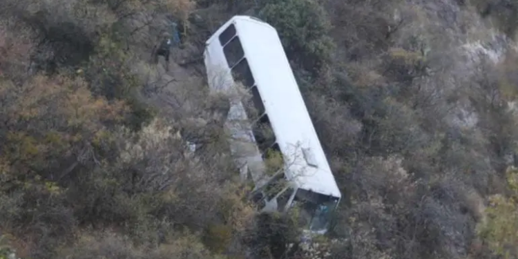 Autobús con 30 trabajadores cae a barranco en Tlaxcala; hay varios heridos