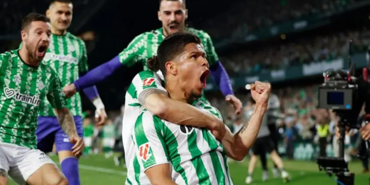 Betis doblega al Sevilla en el clásico y suma seis triunfos consecutivos