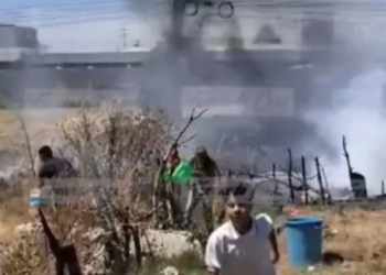 Estudiantes de secundaria sofocan incendio en Ecatepec con ayuda de vecinos