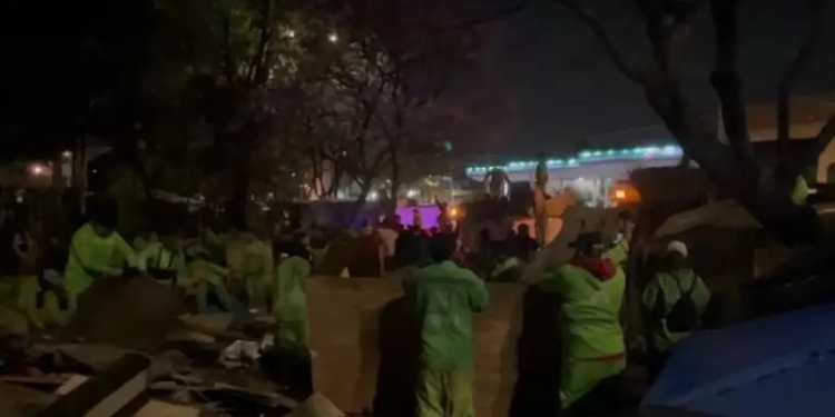 Desalojo forzado de migrantes en Terminal del Norte genera denuncias por abuso de autoridad