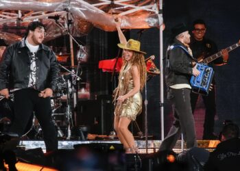 SHAKIRA INVITÓ A GRUPO FRONTERA PARA CANTAR ENTRE PARÉNTESIS EN SU CUARTO SHOW EN EL ESTADIO GNP SEGUROS