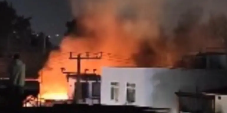 Incendio consume al menos cuatro hogares en Escuadrón 201