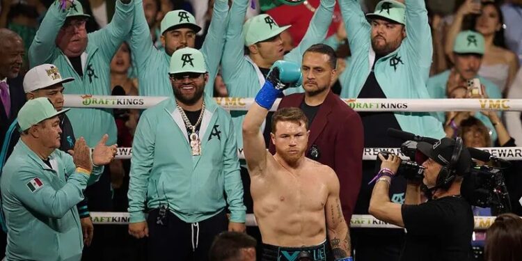 ‘Canelo’ canta corrido en Arabia Saudita