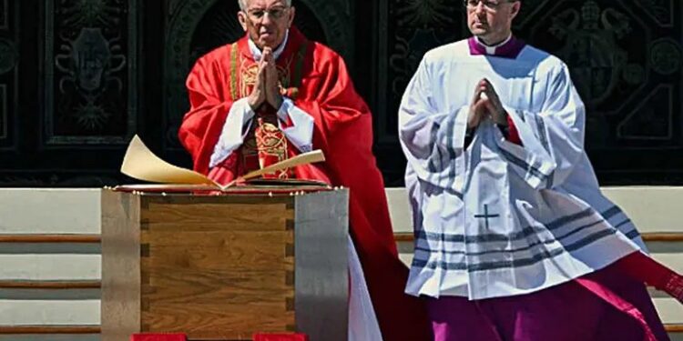 Cardenal Re destaca el llamado del papa a Trump a «construir puentes, no muros»