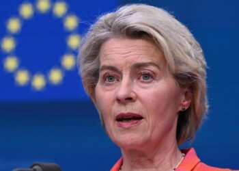 Von der Leyen pide a China negociar para evitar una escalada en la guerra comercial