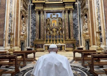 Papa Francisco Acude por Sorpresa a Santa María la Mayor para Rezar Antes de la Semana Santa