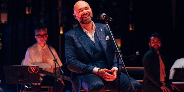 SANTIAGO CRUZ PRESENTA «6:00 A.M. (VERSIÓN 2025)» Y ANUNCIA GIRA «QUINCE DE CAMINOS» EN MÉXICO