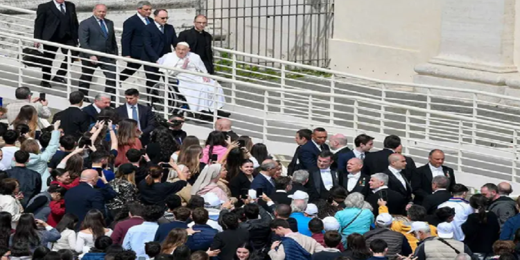 Papa Francisco aparece por sorpresa en la plaza de San Pedro en Domingo de Ramos