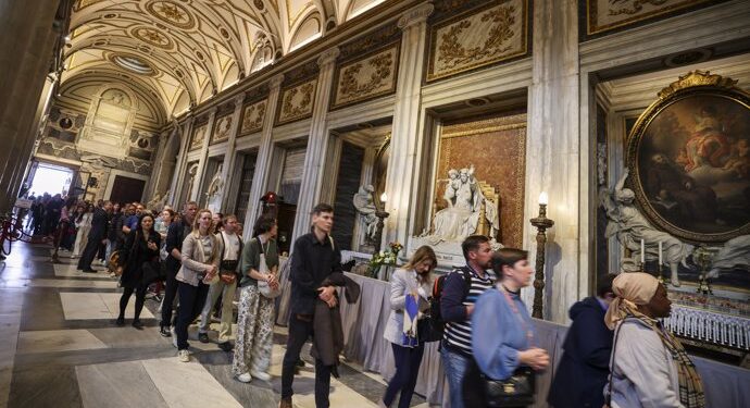 Miles de personas visitan la tumba del Papa Francisco en las primeras horas de apertura al público