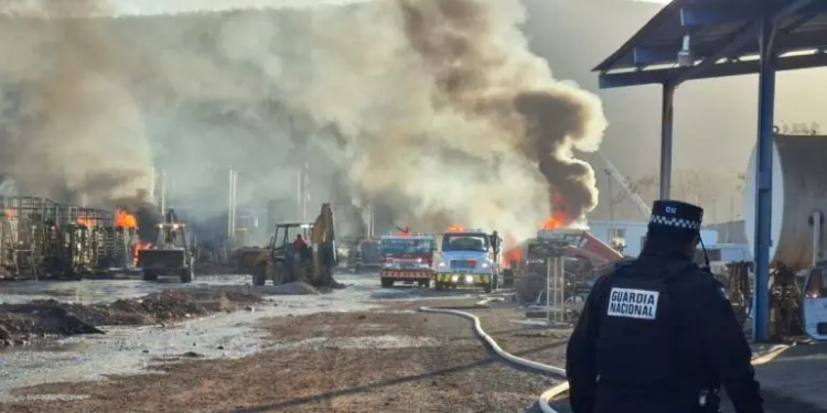 Se incendia planta de diésel en el sur de Culiacán y consume estructuras