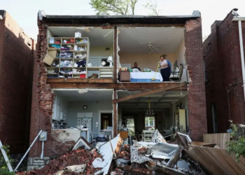 Tornados arrasan en Kentucky y Misuri; dejan al menos 21 muertos
