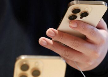 Trump amenaza a Apple con aranceles del 25% si sus teléfonos no se fabrican en EE.UU.