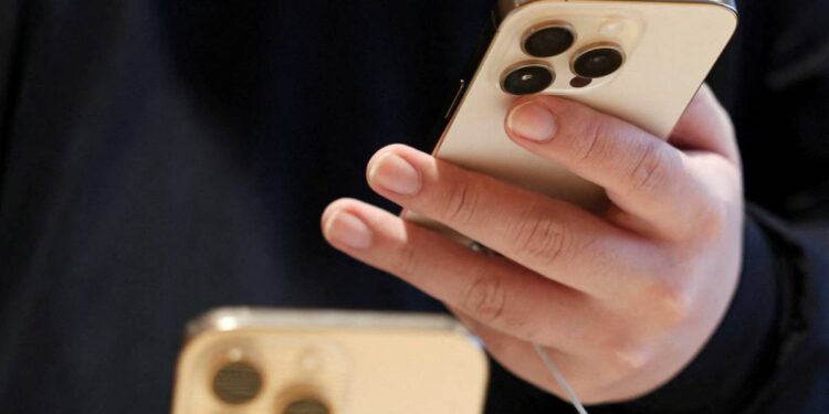 Trump amenaza a Apple con aranceles del 25% si sus teléfonos no se fabrican en EE.UU.