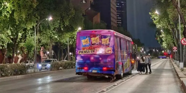 Motociclista se estrella contra ‘party bus’ en Paseo de la Reforma