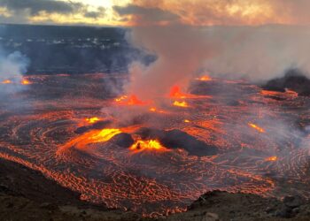 Volcán Kilauea en Hawái entra en erupción y lanza chorros de lava