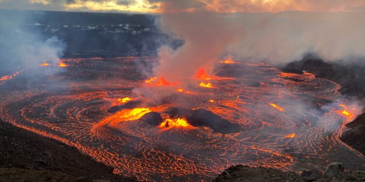 Volcán Kilauea en Hawái entra en erupción y lanza chorros de lava