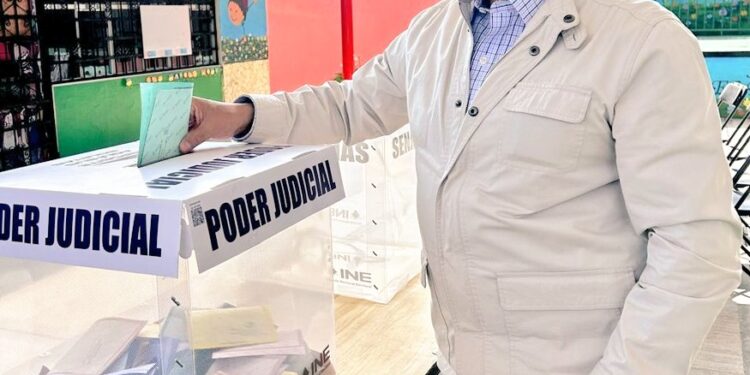 Rufino H León Tovar acude a votar; será una jornada histórica, aseguró