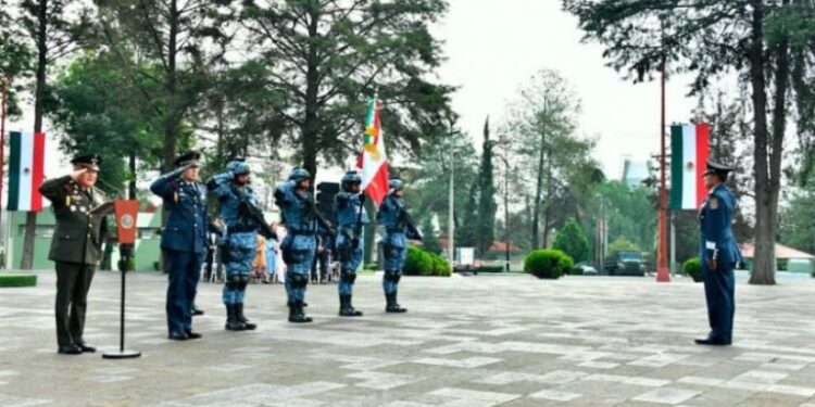 Román Carmona asume el mando de la Fuerza Aérea Mexicana ¿Quién es?