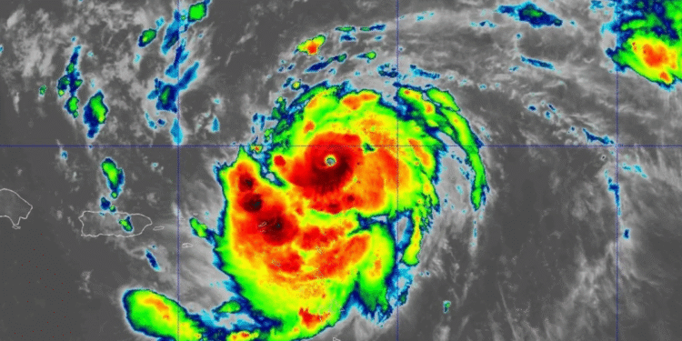 ‘Erin’ se vuelve poderoso y roza huracán Categoría 5