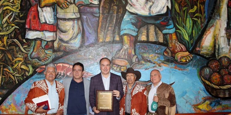Patronato de Tamaulipecos en la CDMX entregan Reconocimiento por su labor a Alejandro Rábago