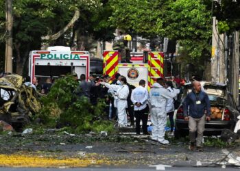 Suman 18 muertos tras ataques con camión bomba y drones en Colombia