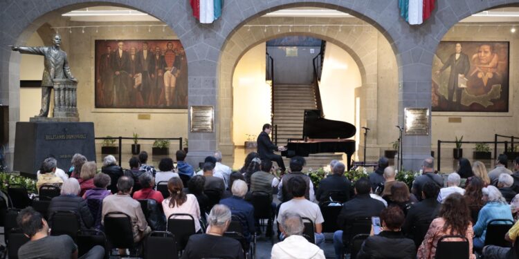 Suenan Amadeus Mozart y Frederic Chopin en el grand piano de la Casona de Xicoténcatl