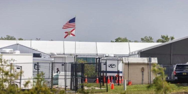 A un mes de su apertura, «Alligator Alcatraz» se convierte en modelo para próximos centros migratorios