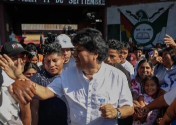 Evo Morales acude a casilla de Bolivia y anula su voto; acusa fraude del gobierno de Luis Arce