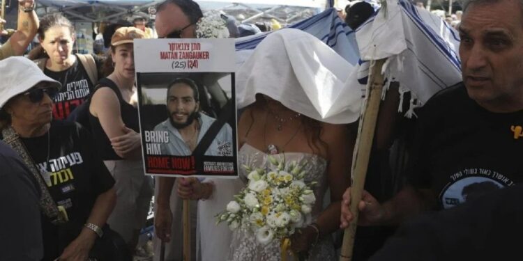 Exrehén mexicana de Hamás celebra boda simbólica en Tel Aviv con su novio aún cautivo