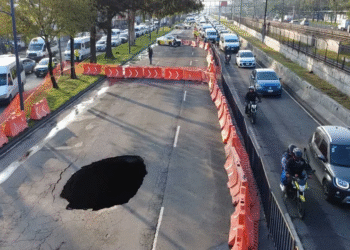 Socavón de 10 metros colapsa el tráfico en Calzada Ignacio Zaragoza