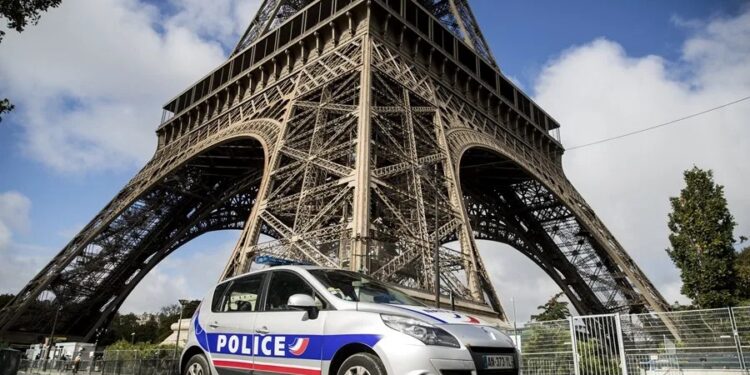 Imputados dos menores en Francia por preparar atentados contra la torre Eiffel y sinagogas