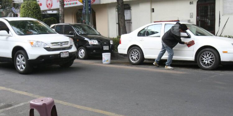 Congreso de CDMX aprueba castigo de hasta 36 horas de arresto para “franeleros”