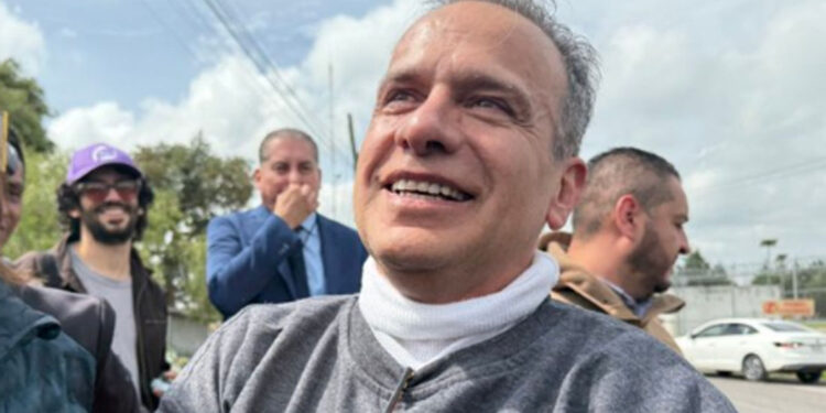 Ordenan liberar a Israel Vallarta tras casi 20 años en prisión sin sentencia