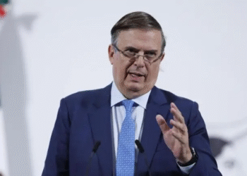 Se prohíbe la importación temporal de calzado terminado para proteger la industria nacional: Ebrard