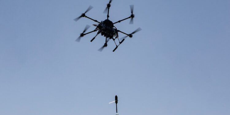 Ucrania ataca refinería de Rusia horas antes de cumbre Putin-Trump en Alaska