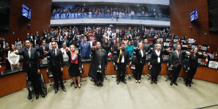 Concluye sesión en el Senado tras seis horas de toma de protestas de 875 jueces, ministros y magistrados