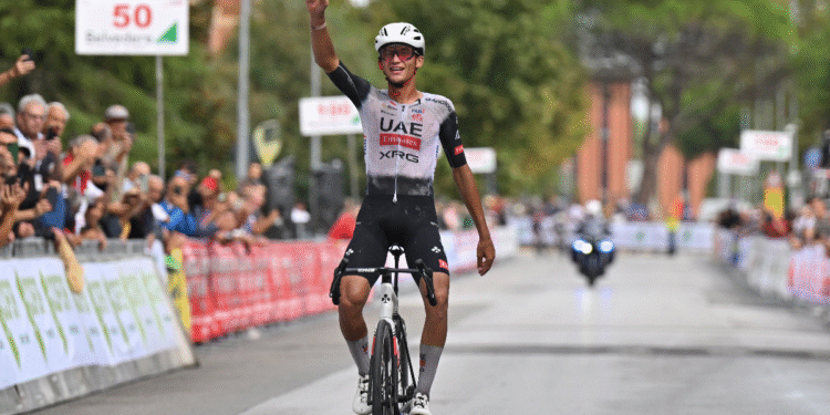 Isaac del Toro está imparable y conquista el Giro della Toscana 2025
