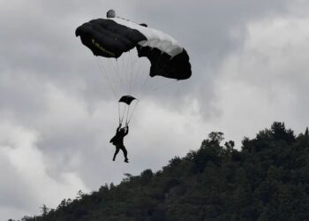 Tragedia en desfile militar, paracaidista cae al realizar maniobra aérea