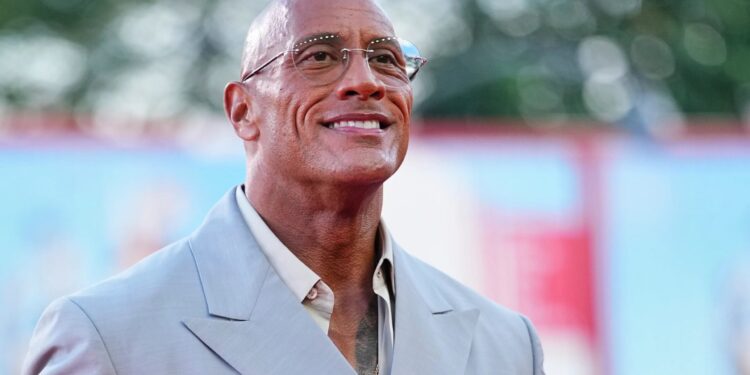 ¡15 minutos de aplausos! Dwayne Johnson, ‘La Roca’, llora al ser ovacionado en Venecia