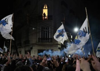 Cristina Fernández celebra desde su balcón el triunfo peronista ante cientos de seguidores