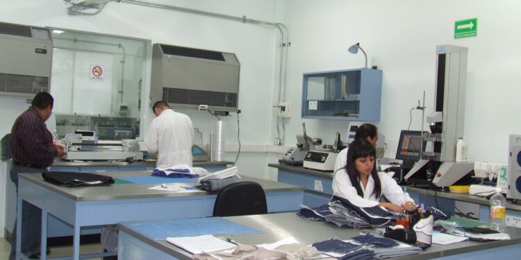 Industria y Gobierno refuerzan estrategia para consolidar al calzado mexicano en el mundo