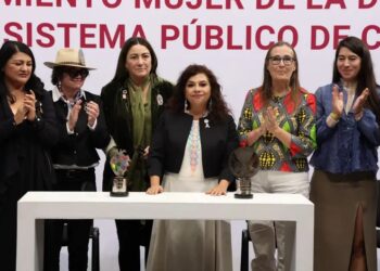 Clara Brugada recibe premio Mujer de la Década